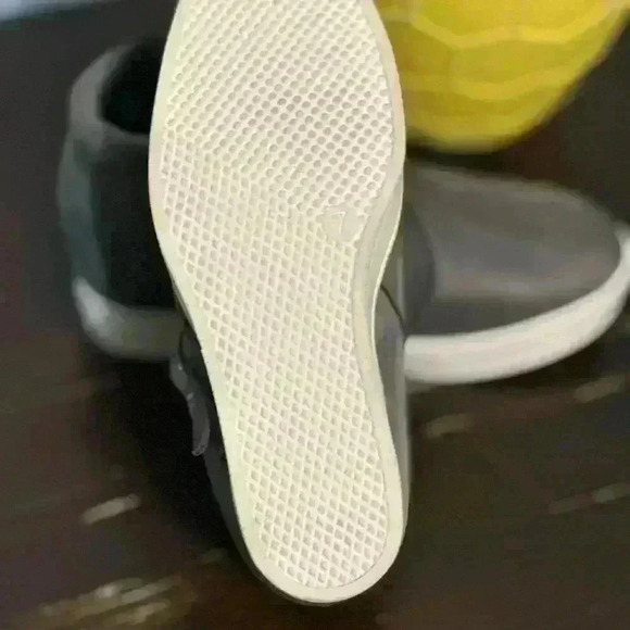 Excellent used condition Women’s Serra sneaker bootie. Grey suede. Size 7. - Picture 4 of 4